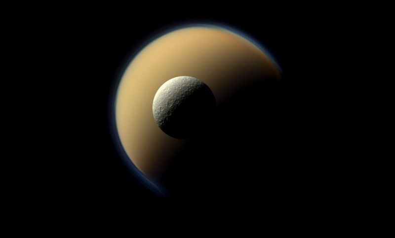 Illustration for article titled Saturn does its best to imitate a Christmas ornament